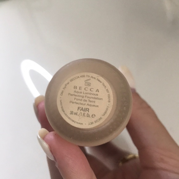 BECCA aqua luminous perfecting foundation - FAIR - Picture 2 of 4